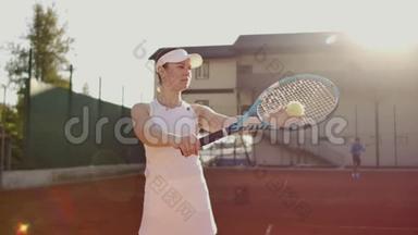 网球运动员准备在网球比赛中发球.